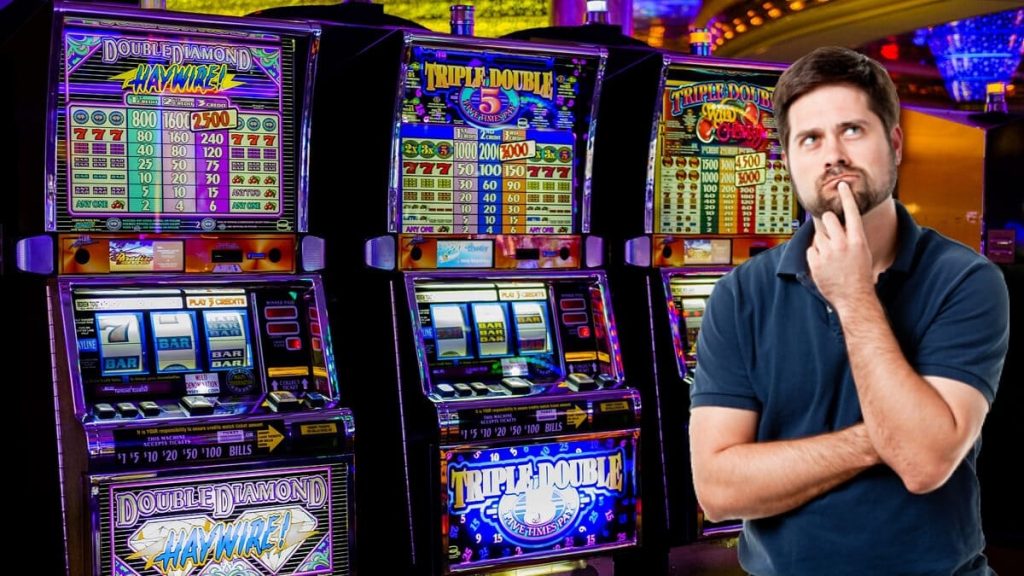 How do online slots implement colossal symbols?
